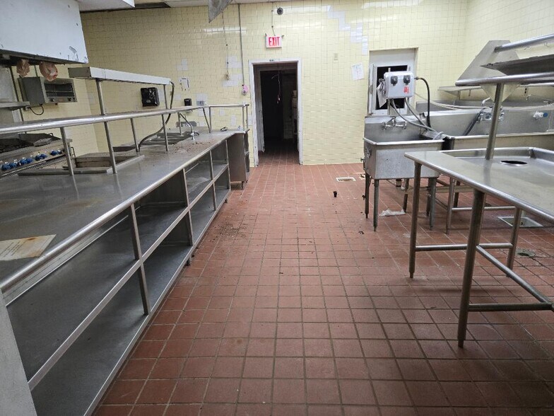 More Photos Of 2020 Country Club Ave NW, Huntsville Restaurant For Sale