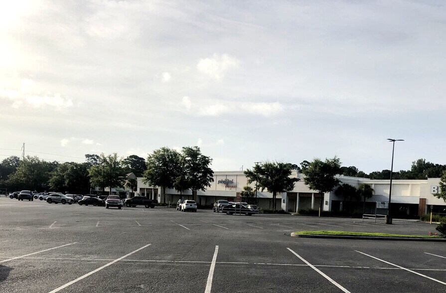 More Photos Of 1401 Sam Rittenberg Blvd, Charleston Freestanding For Lease