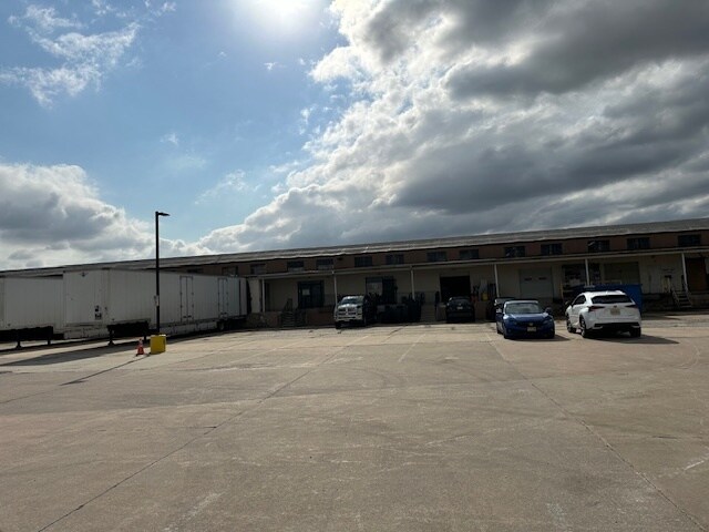 More Photos Of 2 Johnson Dr, Raritan Manufacturing For Lease