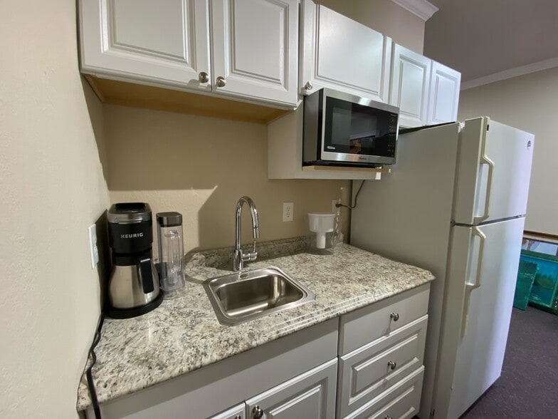 More Photos Of 833 Mistletoe Ln, Redding Office For Lease