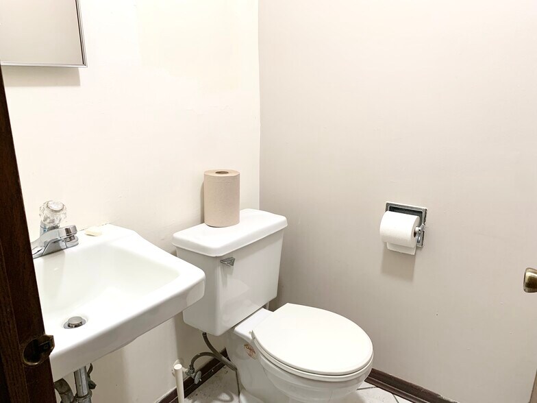 More Photos Of 7107 W Belmont Ave, Chicago Medical For Lease