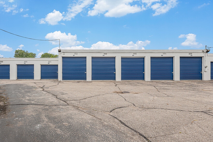 More Photos Of 33833 Garnet St, Clinton Township Self Storage For Sale