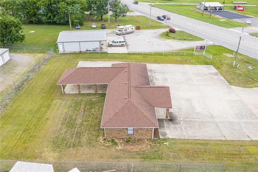 More Photos Of 706 W Broadway St, Spiro Medical For Sale