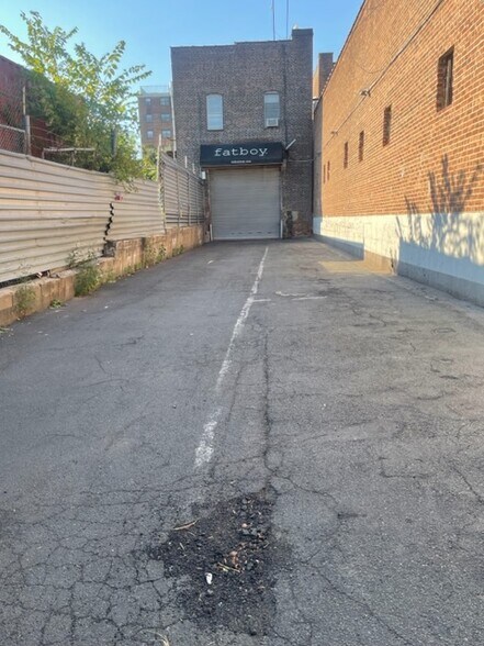 More Photos Of 279 Frost St, Brooklyn Light Distribution For Lease