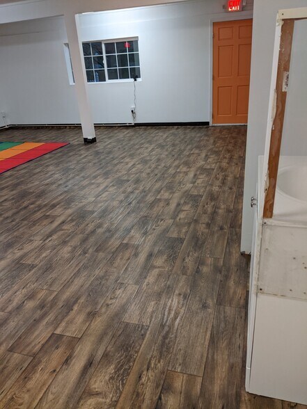 More Photos Of 105 NE 193rd St, Shoreline Flex For Lease