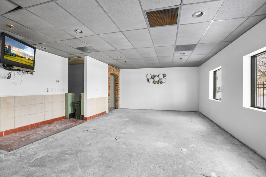 More Photos Of 8432 Noble Ave, Minneapolis Bar For Sale