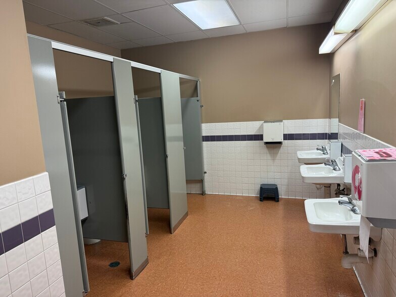 More Photos Of 5225 N 158th Ave, Omaha Daycare Center For Lease