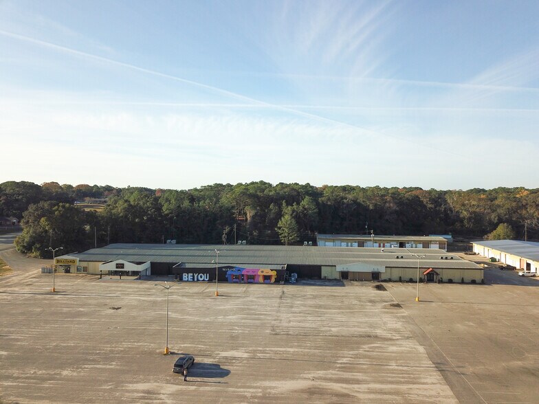 More Photos Of 4130 Government Blvd, Mobile General Retail For Lease