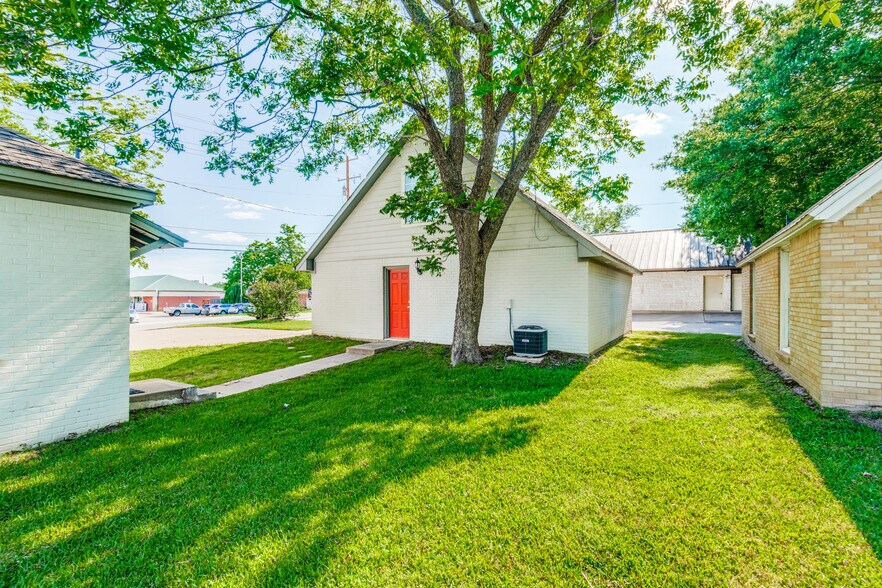 More Photos Of 209 S Main St, Lindale Loft Creative Space For Sale