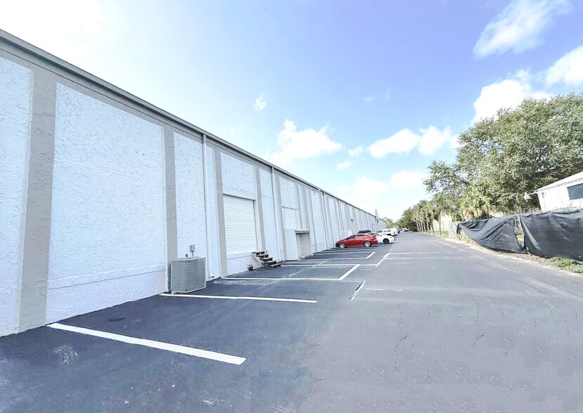 More Photos Of 4227 Enterprise Ave, Naples Warehouse For Lease