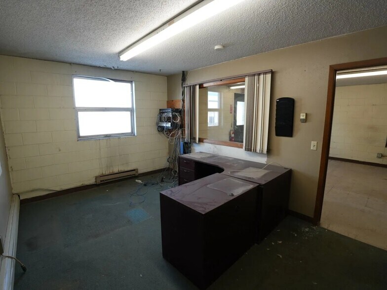 More Photos Of 103 1st St W, Williston Flex For Sale