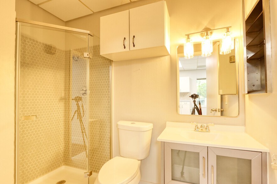 More Photos Of 1717 N Garrett Ave, Dallas Medical For Sale