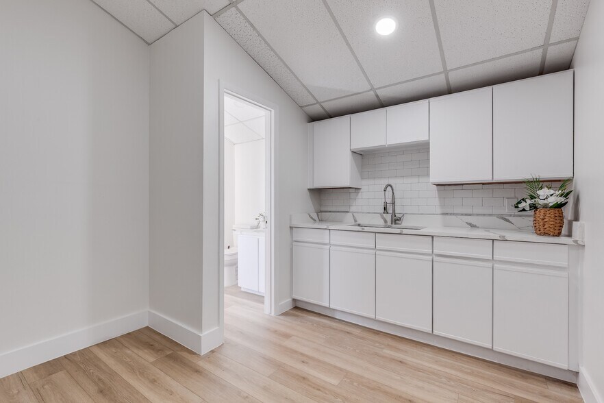 More Photos Of 12989 Jupiter Rd, Dallas Office For Sale