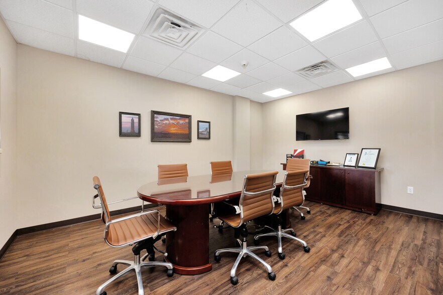 More Photos Of 245-249 W Montauk Hwy, Lindenhurst Office For Lease