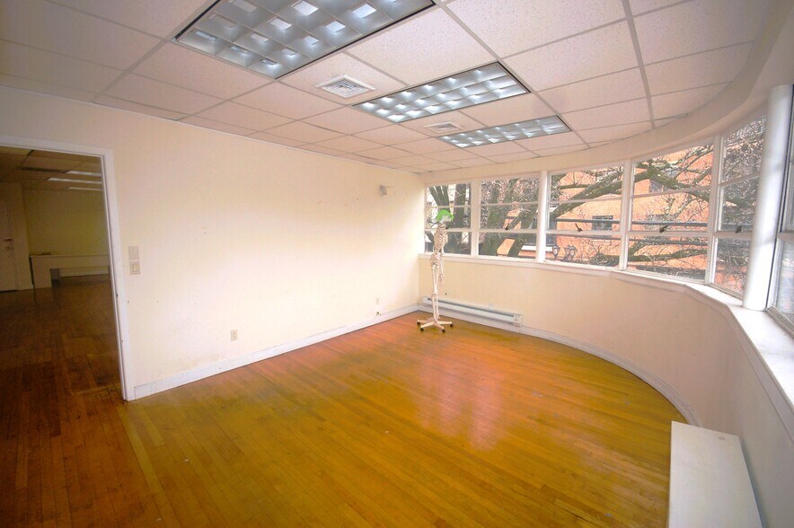 More Photos Of 10 Grace Ave, Great Neck Storefront Retail Office For Lease