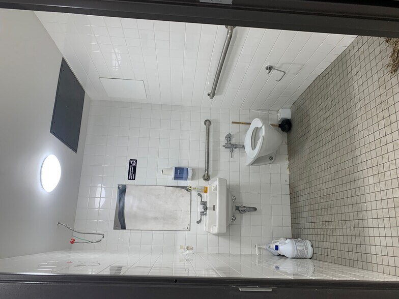 More Photos Of 178 Delancey St, New York Storefront For Lease