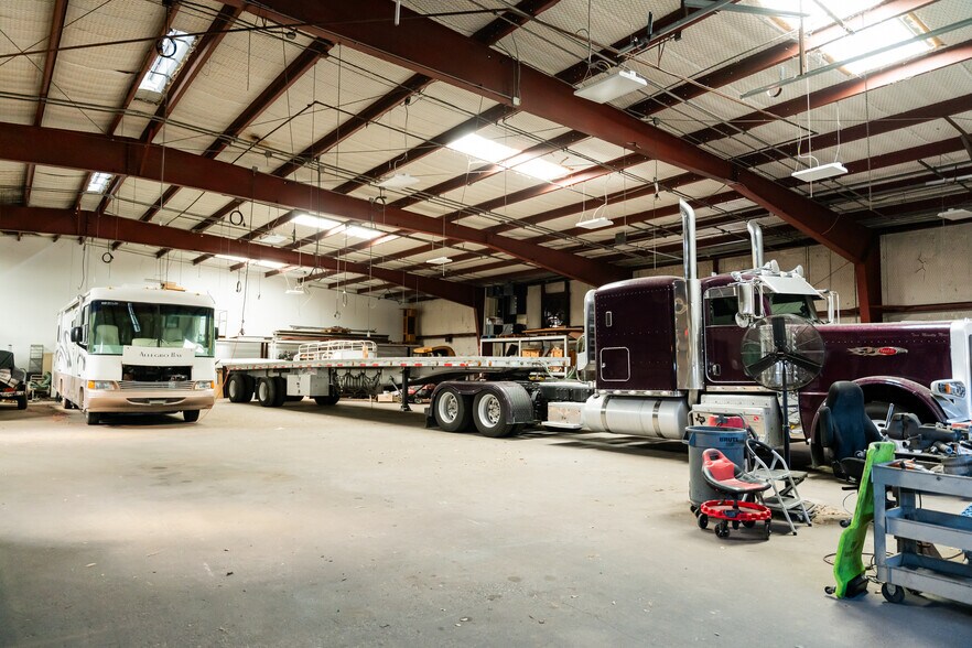 More Photos Of 1630 N Interstate 35 E, Lancaster Flex For Sale