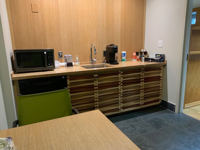 More Photos Of 35 Barnard St, Savannah Office For Lease
