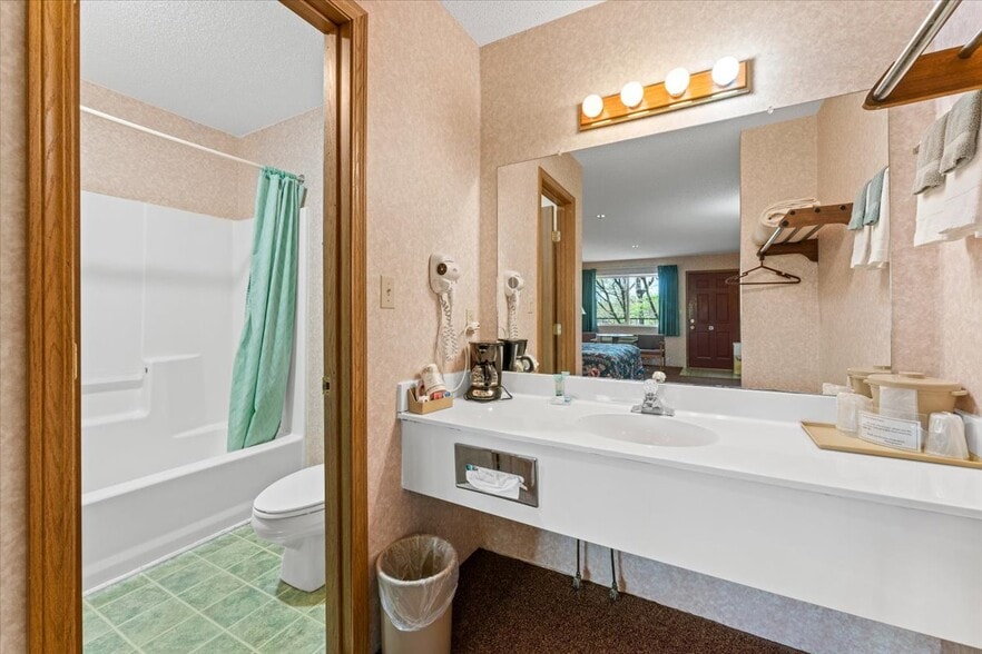 More Photos Of 3043 E Van Buren, Eureka Springs Hotel For Sale