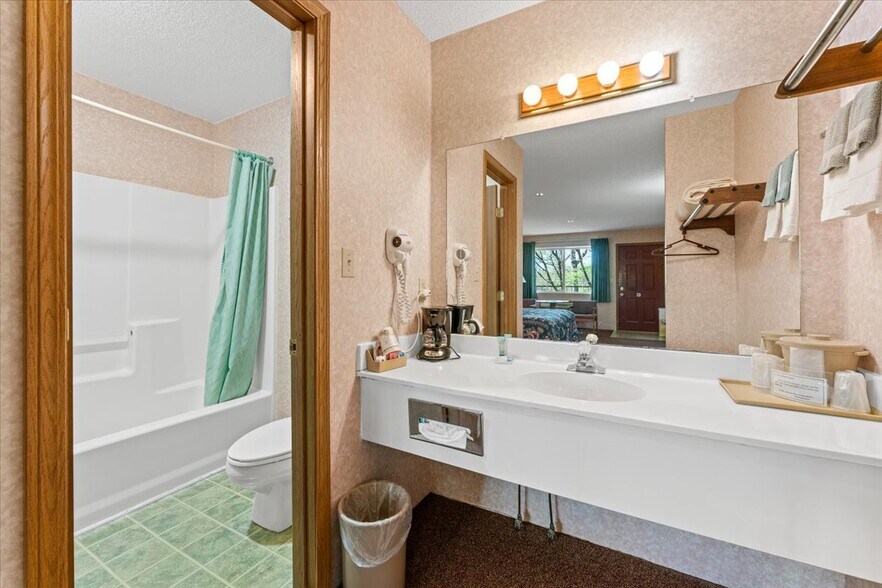 More Photos Of 3043 E Van Buren, Eureka Springs Hotel For Sale
