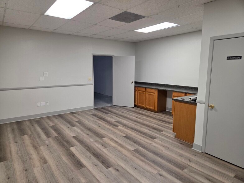 More Photos Of 26810 Oak Ave, Canyon Country Warehouse For Lease