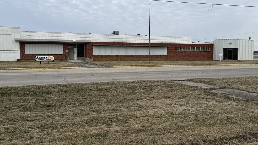 More Photos Of 624 B Ave E, Seymour Warehouse For Lease