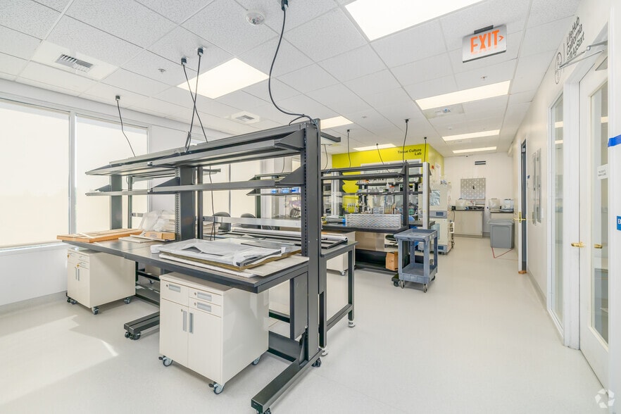 More Photos Of 1100 Main St, Woodland Medical For Lease