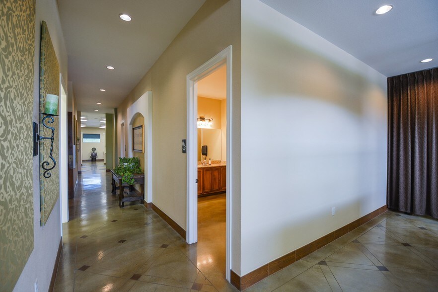 More Photos Of 2320 Airport Rd, Temple Storefront Retail Office For Lease