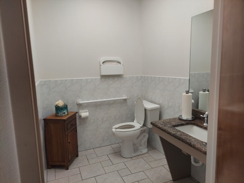 More Photos Of 330 Mears Blvd, Oldsmar Warehouse For Sale