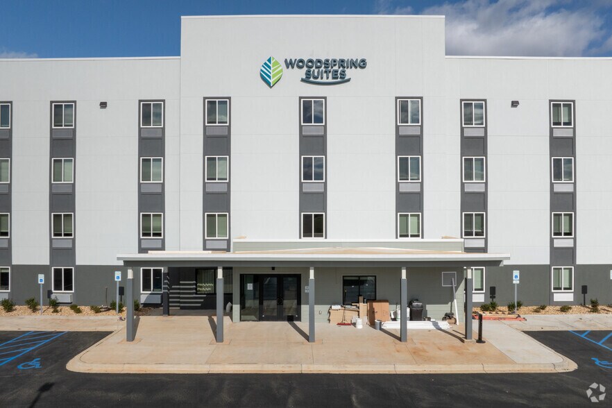 More Photos Of 900 Boardroom Dr, Prattville Hotel For Sale