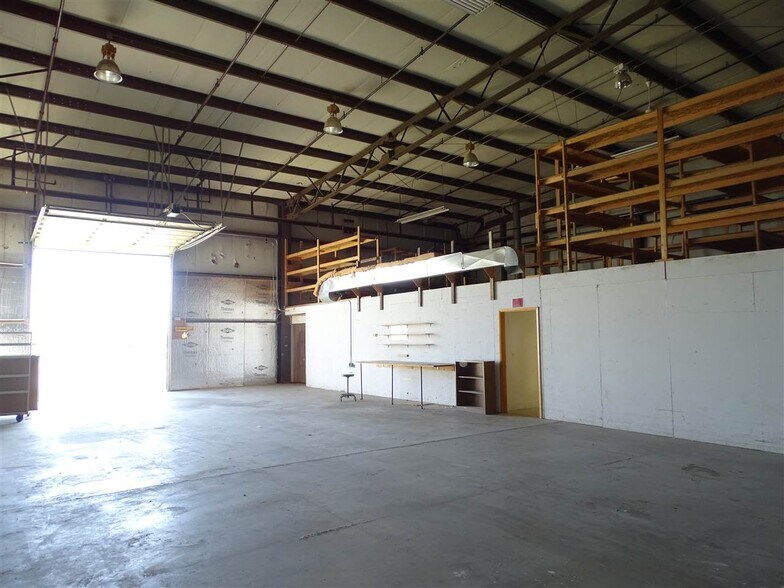 More Photos Of 1406-1414 E Pine St, Midland Warehouse For Lease
