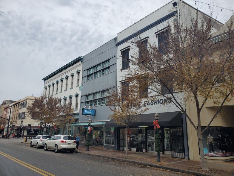 More Photos Of 26 W Broughton St, Savannah Storefront Retail Office For Lease