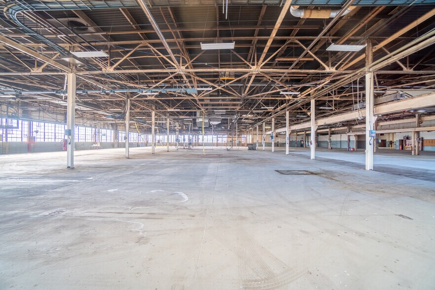 More Photos Of 1900 Pleasant St, Dekalb Manufacturing For Sale