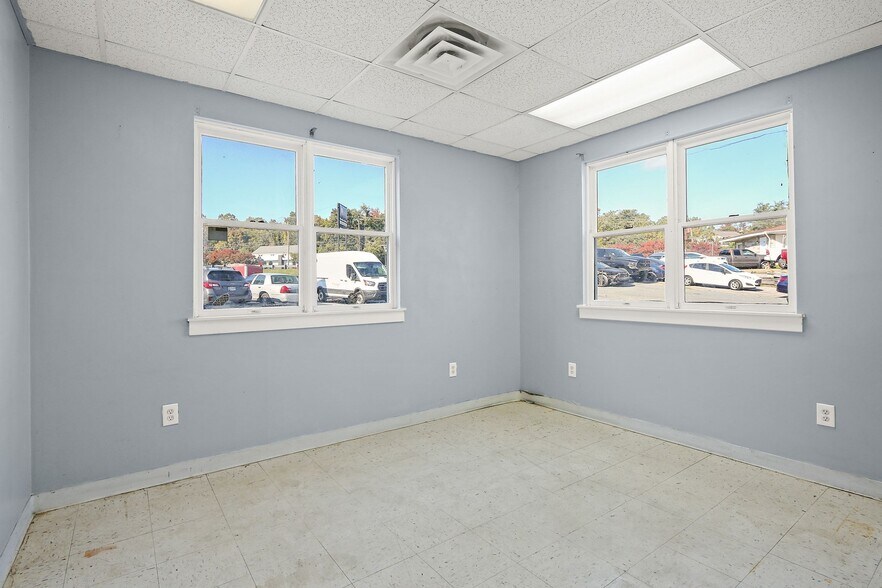 More Photos Of 918 Pulaski Hwy, Havre De Grace Warehouse For Lease