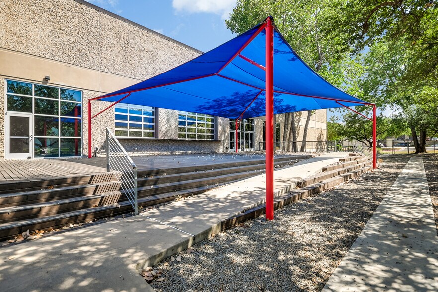 More Photos Of 10420 Metric Blvd, Austin Warehouse For Lease