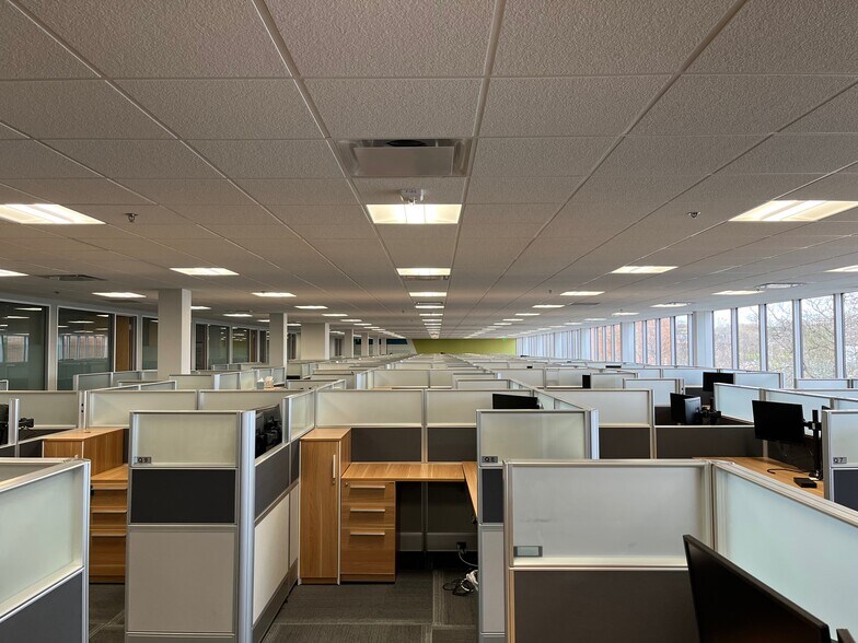 More Photos Of 3155 W Big Beaver Rd, Troy Office For Sale