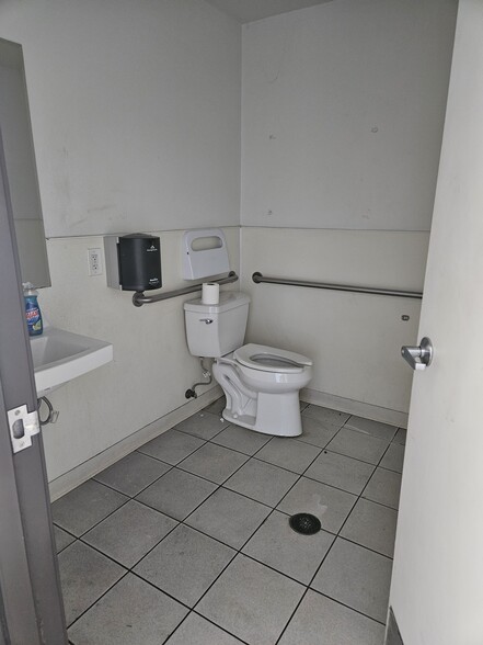 More Photos Of 1375 W Adams Blvd, Los Angeles Storefront For Lease