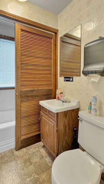 More Photos Of 1200 S Mitchell St, Cadillac Office For Sale