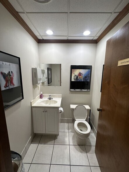 More Photos Of 215 NW Martin Luther King Jr Blvd, Evansville Office For Sale