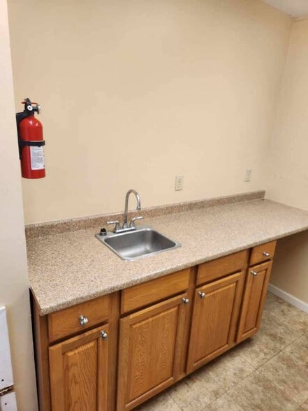 More Photos Of 502 Twin Bridges Rd, Alexandria Self Storage For Lease