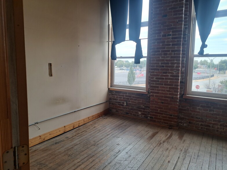 More Photos Of 1319 Washington Ave, Saint Louis General Retail For Sale