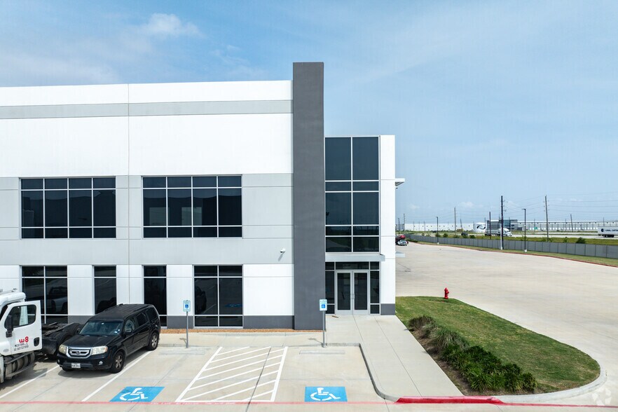 More Photos Of 6101 Grand Pky S, Baytown Distribution For Lease