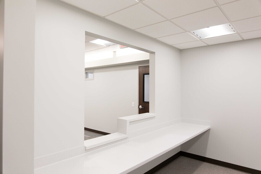 More Photos Of 17030 Lakeside Hills Plz, Omaha Medical For Lease