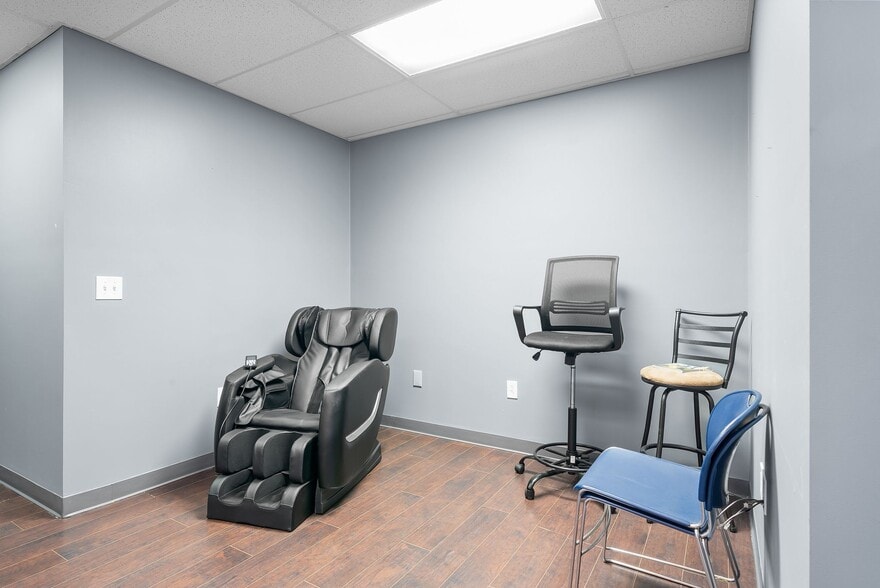 More Photos Of 112 Center Ct, Clarksville Office Residential For Sale