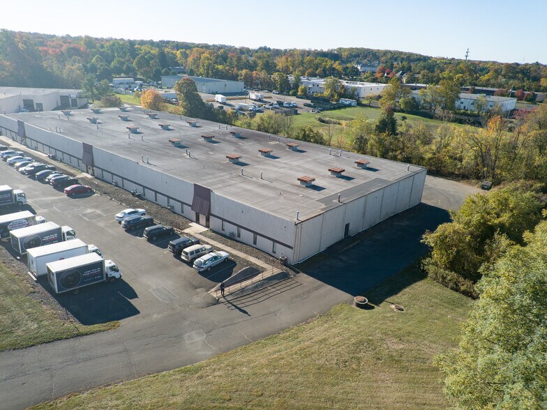 More Photos Of 70 Vincent Cir, Ivyland Warehouse For Lease