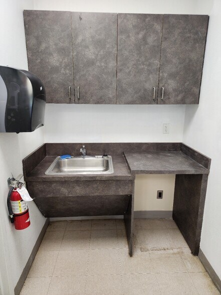 More Photos Of 534 Middle Neck Rd, Great Neck Bank For Lease