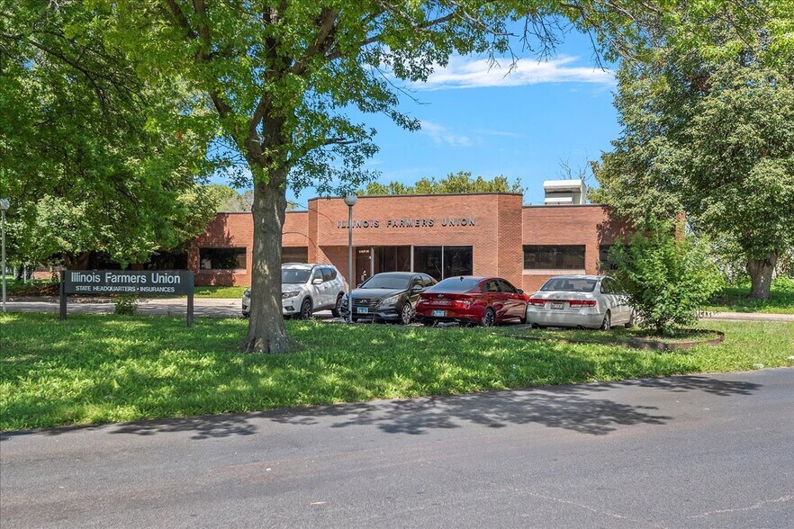More Photos Of 40 Adloff Ln, Springfield Medical For Lease