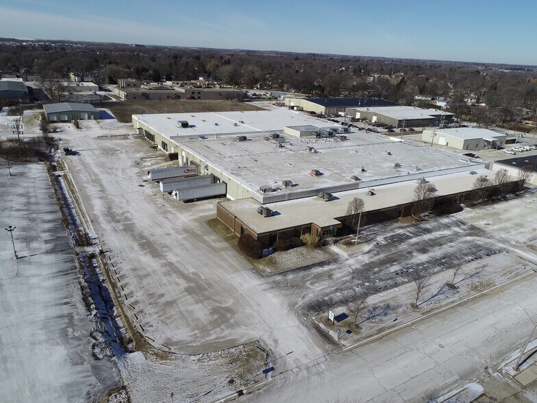 Primary Photo Of 9009 N 51st St, Brown Deer Manufacturing For Sale