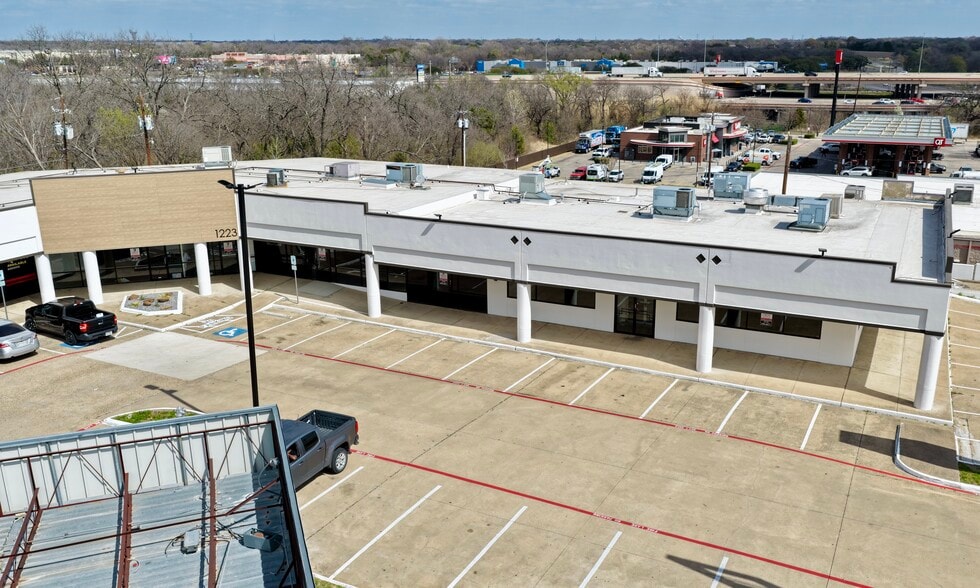 More Photos Of 1223 E Belt Line Rd, DeSoto Freestanding For Lease