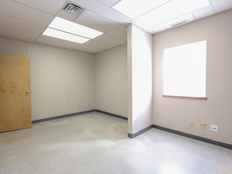 More Photos Of 5003 47 st, Stettler Office For Lease